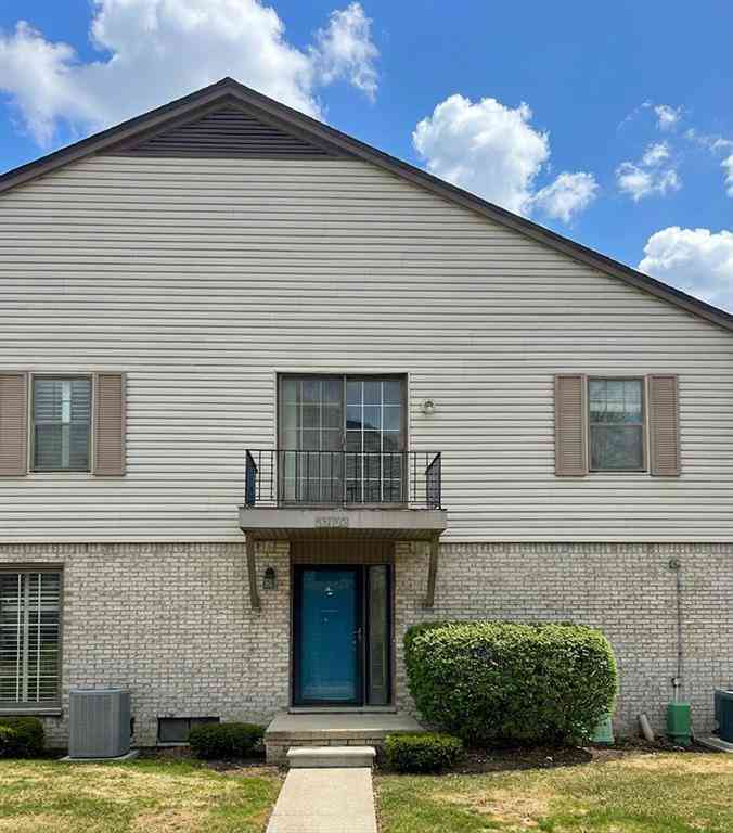 Condo For Sale - 35132 N Bay Circle <br/> Harrison Township, MI 48045