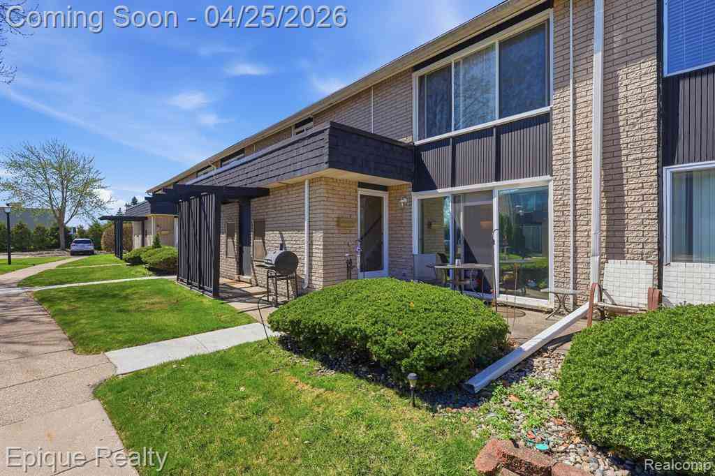 Condo For Sale - 8727 Kennedy Circle  #4<br/> Warren, MI 48093