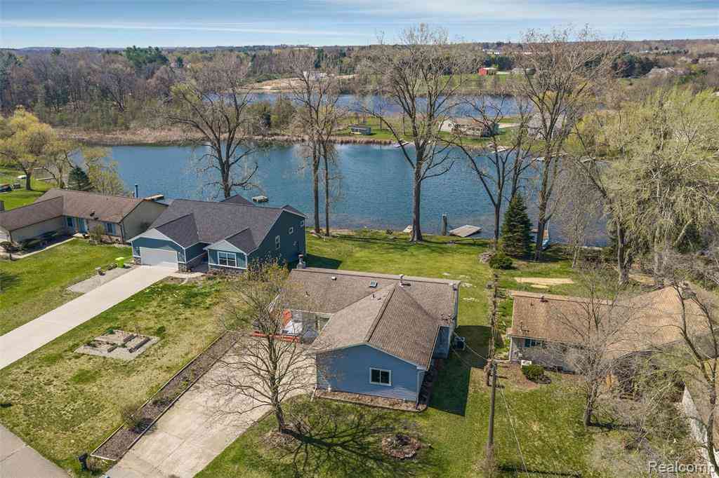Homes For Sale - 2343 Huff Place <br/> Highland, MI 48356