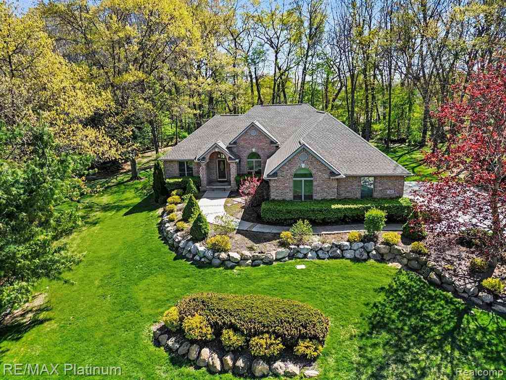 Homes For Sale - 722 Mystic Woods Drive  <br/> Howell, MI 48843