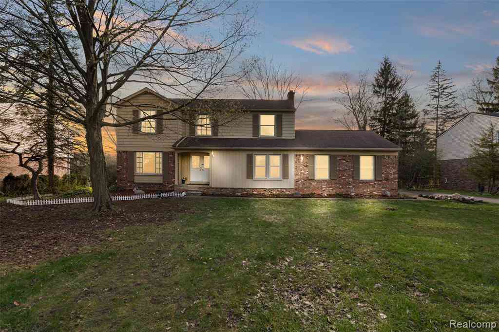 Homes For Sale - 5686 Stratford Drive <br/> West Bloomfield, MI 48322