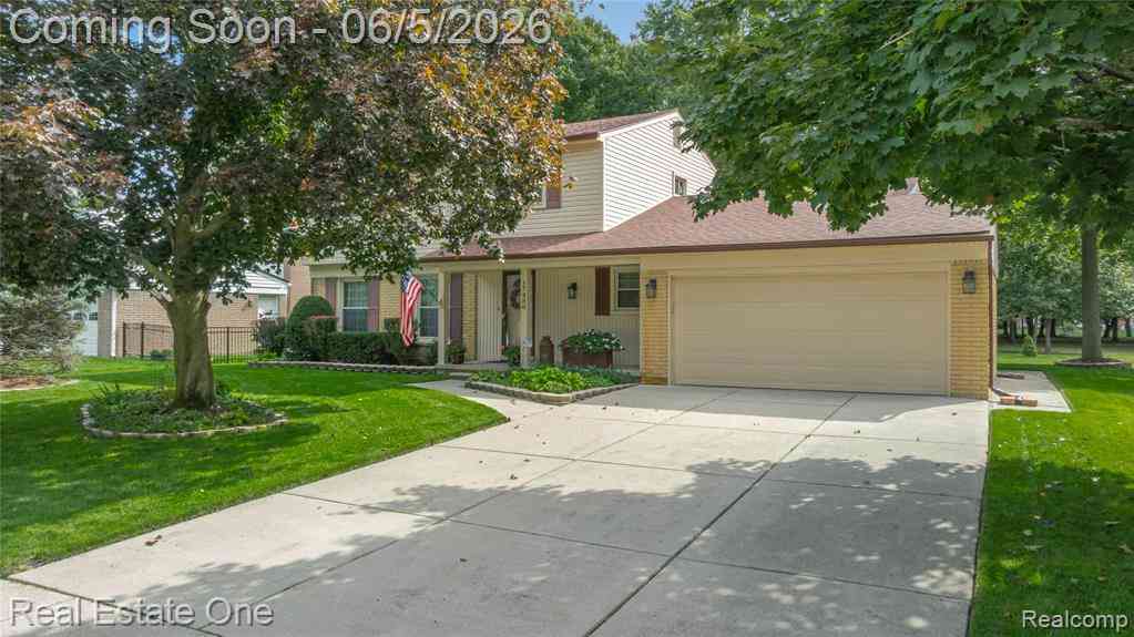 Homes For Sale - 17486 Country Club Drive <br/> Livonia, MI 48152