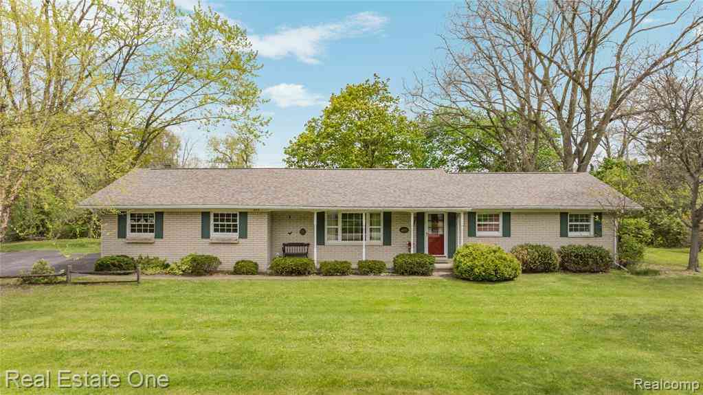 Homes For Sale - 1675 Ledbury Drive <br/> Bloomfield Hills, MI 48304