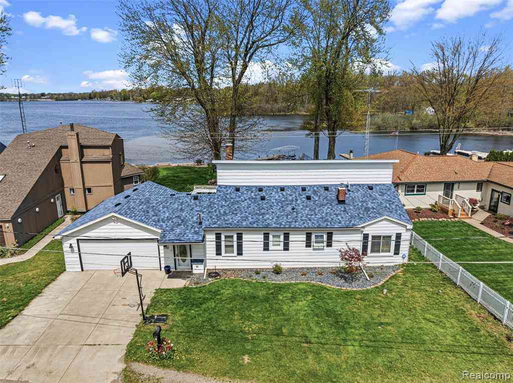 Homes For Sale - 3142 Ponemah Drive <br/> Fenton, MI 48430