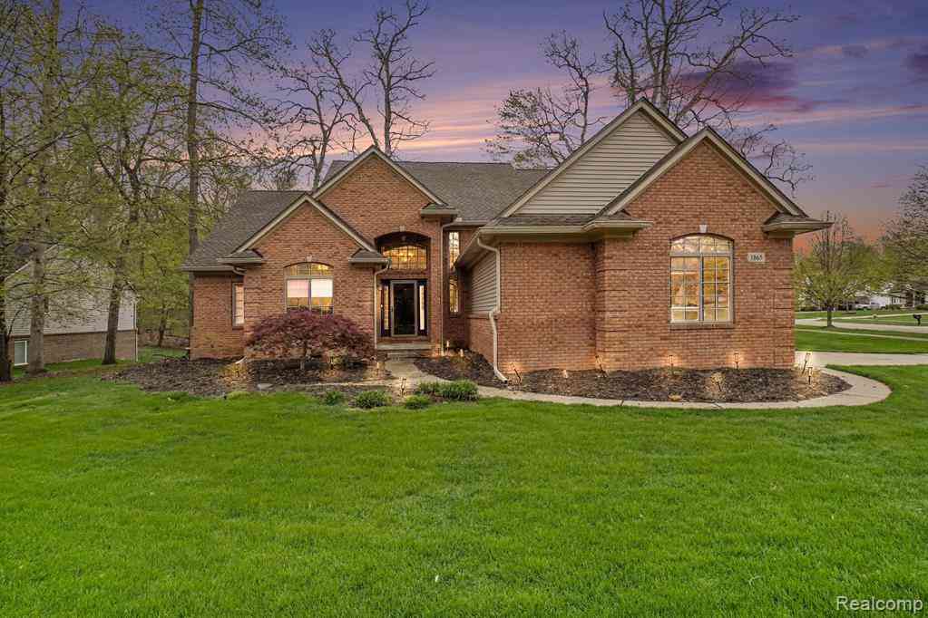 Homes For Sale - 1865 Elkridge Circle <br/> Highland, MI 48356