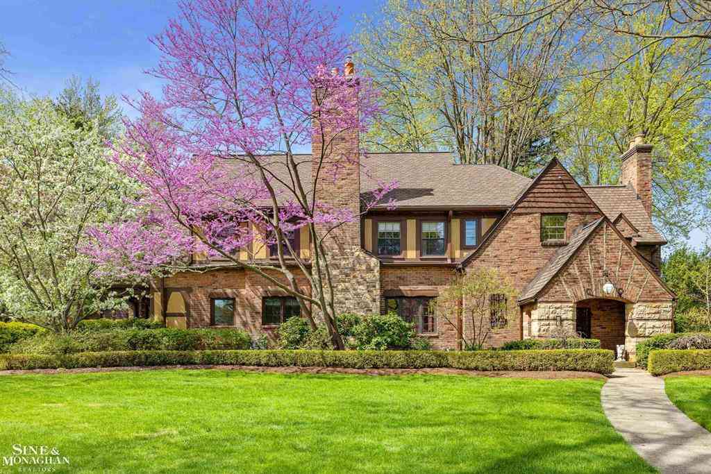 Homes For Sale - 847 Whittier Road <br/> Grosse Pointe Park, MI 48230