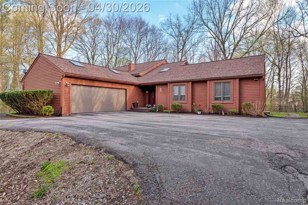 Homes For Sale - 8412 Beacon Lane <br/> Northville, MI 48168