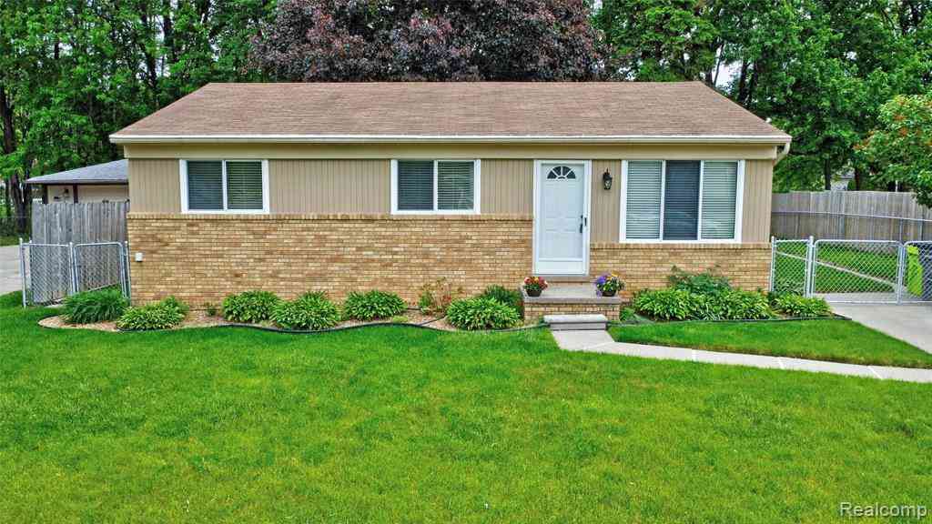 Homes For Sale - 42428 Greenbrier Lane <br/> Clinton Township, MI 48038