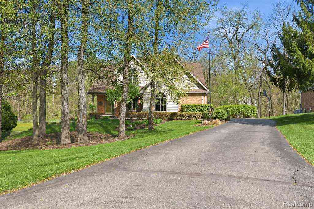 Homes For Sale - 7042 Autumn Wood Drive <br/> Brighton, MI 48116