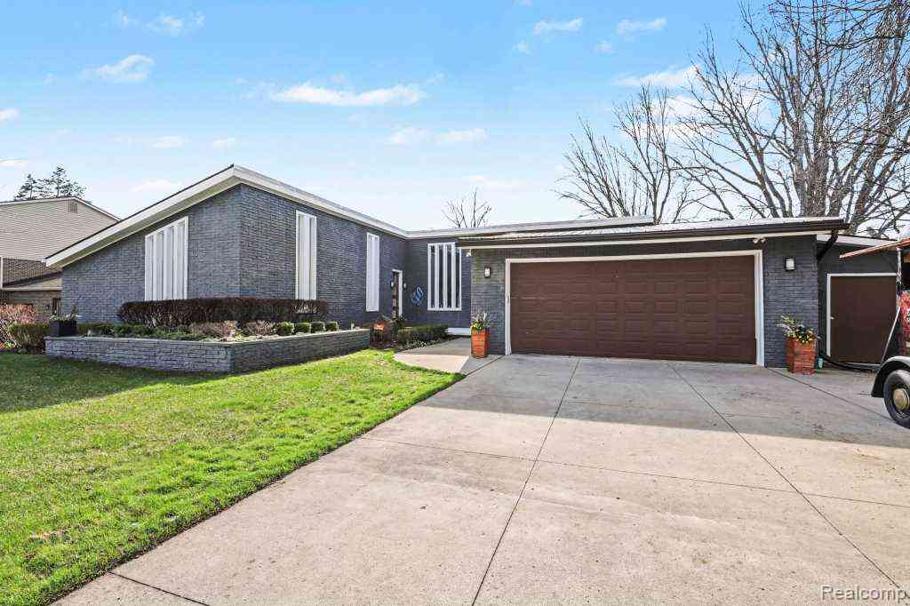 Homes For Sale - 310 Pine Tree Road <br/> Lake Orion, MI 48362