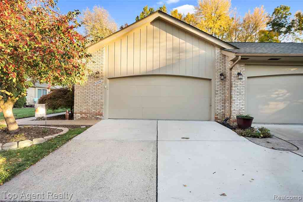 Condo For Sale - 43058 W Kirkwood Drive <br/> Clinton Township, MI 48038