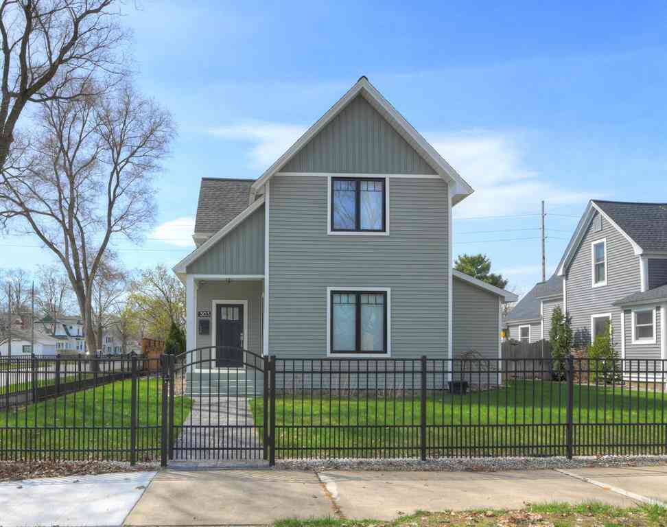 Homes For Sale - 303 W Eleventh Street <br/> Traverse City, MI 49684