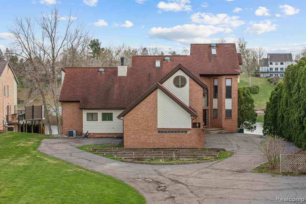 Homes For Sale - 10785 Oxbow Lakeshore Drive <br/> White Lake, MI 48386