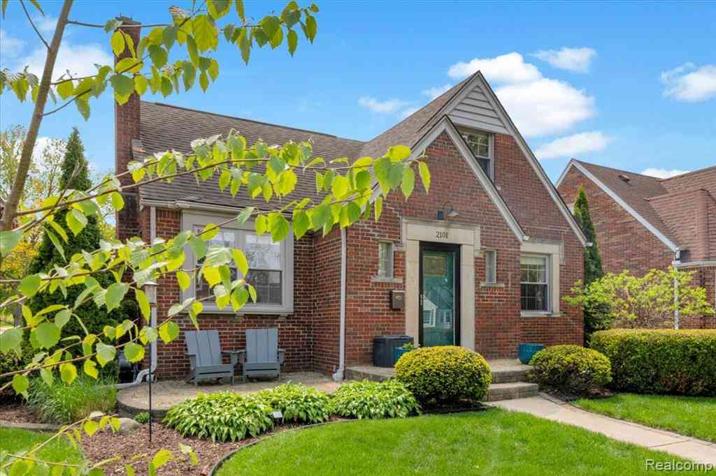 Homes For Sale - 2101 Lochmoor Boulevard <br/> Wayne County, Grosse Pointe Woods, MI 48236