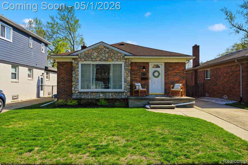 Homes For Sale - 65 W Elmwood Avenue <br/> Clawson, MI 48017