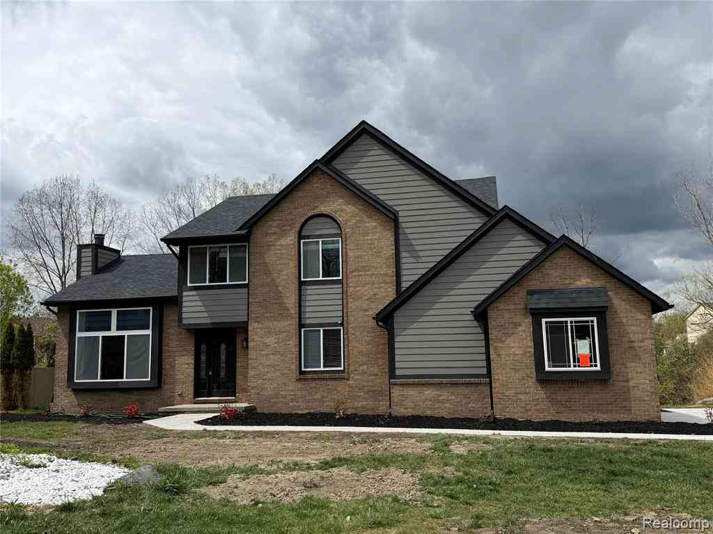 Homes For Sale - 5140 Woodrun Court <br/> West Bloomfield, MI 48323