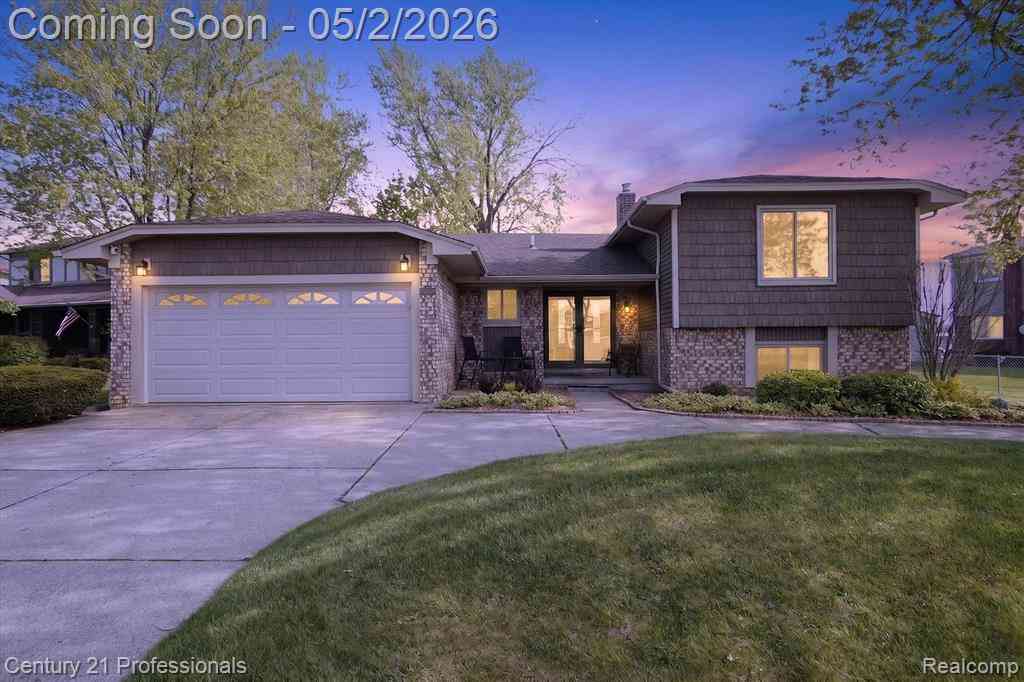 Homes For Sale - 45560 Edgewood Court <br/> Canton, MI 48187
