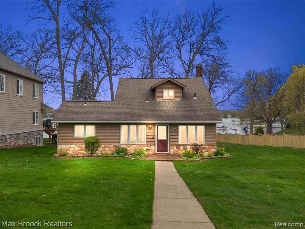 Homes For Sale - 3650 Covert Road <br/> Oakland County, Waterford, MI 48328