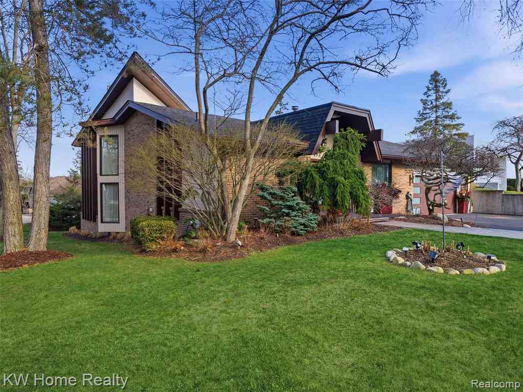 Homes For Sale - 4749 Tara Court <br/> West Bloomfield, MI 48323