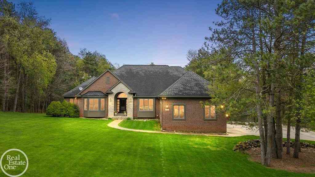 Homes For Sale - 170 Fern Drive <br/> Oakland County, Addison, MI 48367