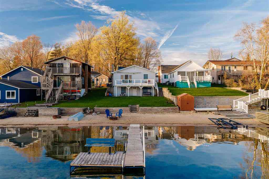 Homes For Sale - 5133 Silver Lake Shores Road <br/> Traverse City, MI 49685