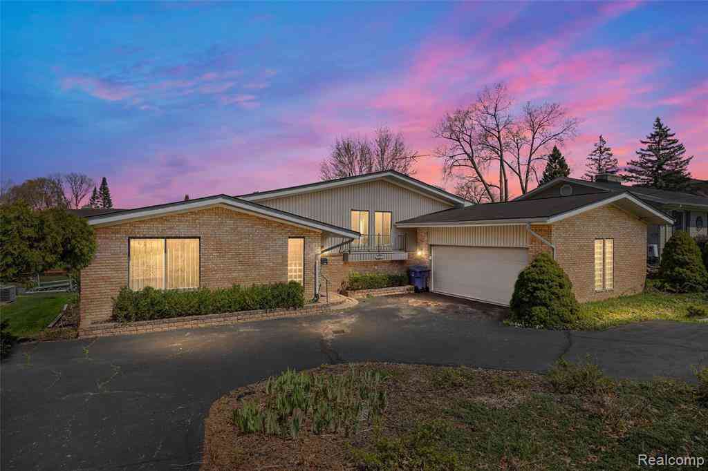Homes For Sale - 3036 Shawnee Lane <br/> Oakland County, Waterford, MI 48329