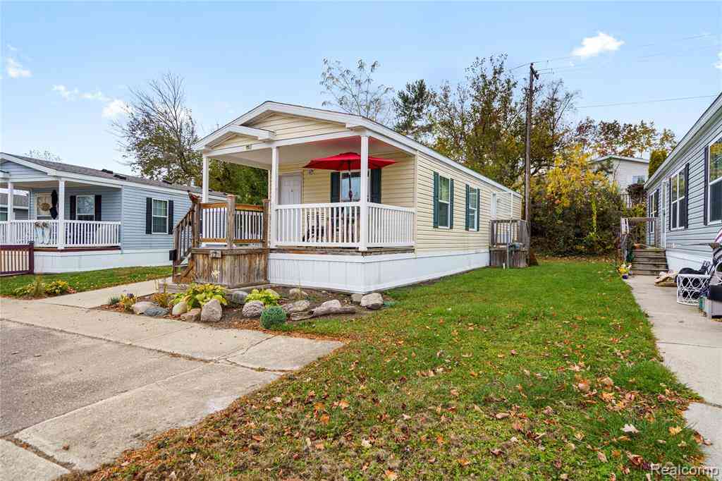 Homes For Sale - 75 Woodridge Court <br/> Oakland County, White Lake, MI 48386