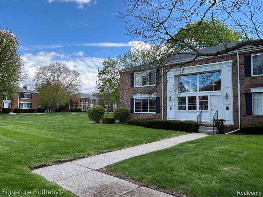 Condo For Sale - 689 E Fox Hills Drive  #65<br/> Bloomfield Hills, MI 48304
