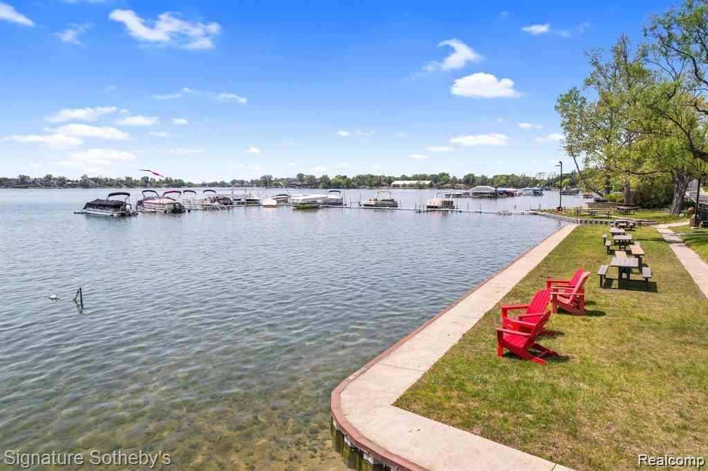 Homes For Sale - 2372 Pine Lake Road <br/> West Bloomfield, MI 48324