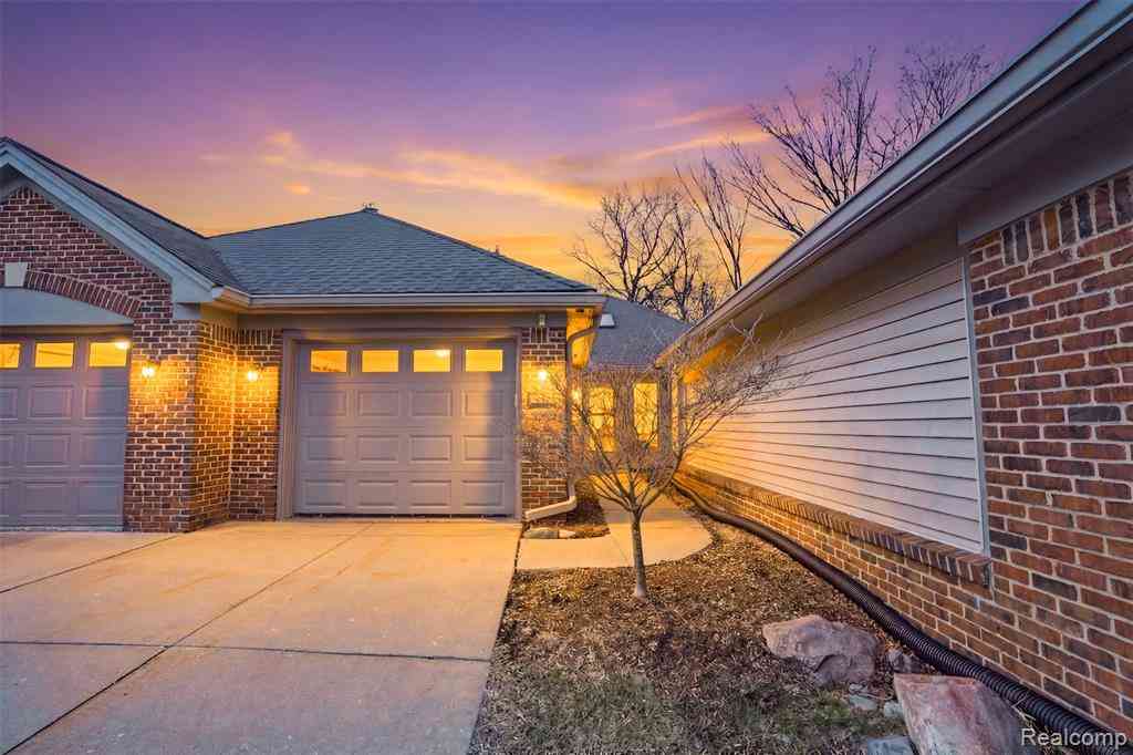 Condo For Sale - 21400 Magnolia Court <br/> Farmington Hills, MI 48336