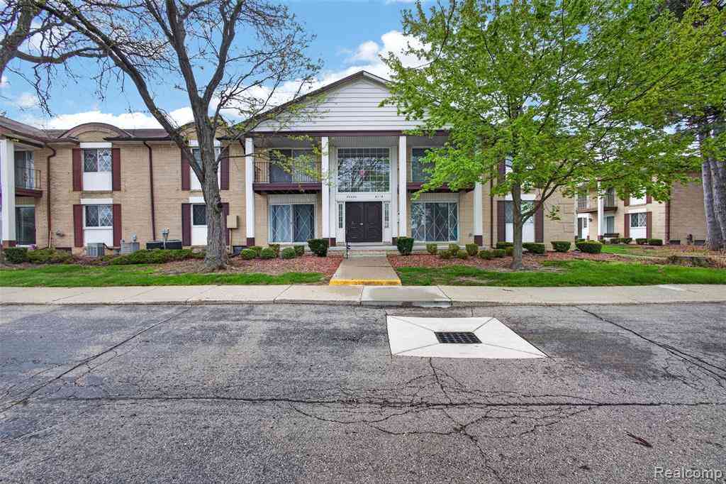 Condo For Sale - 29200 Gloede Drive <br/> Warren, MI 48088
