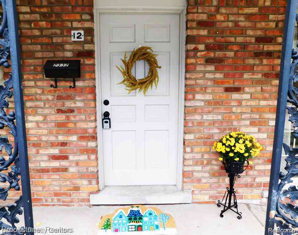 Condo For Rent - 2332 W 14 Mile Road <br/> Royal Oak, MI 48073