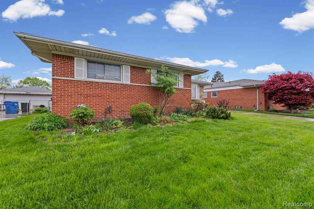 Homes For Sale - 13030 Stamford Avenue <br/> Warren, MI 48089