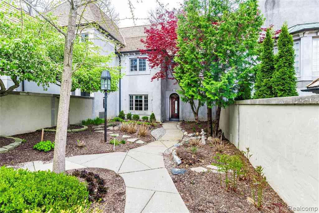 Condo For Sale - 5467 Bristol Parke Drive <br/> Clarkston, MI 48348