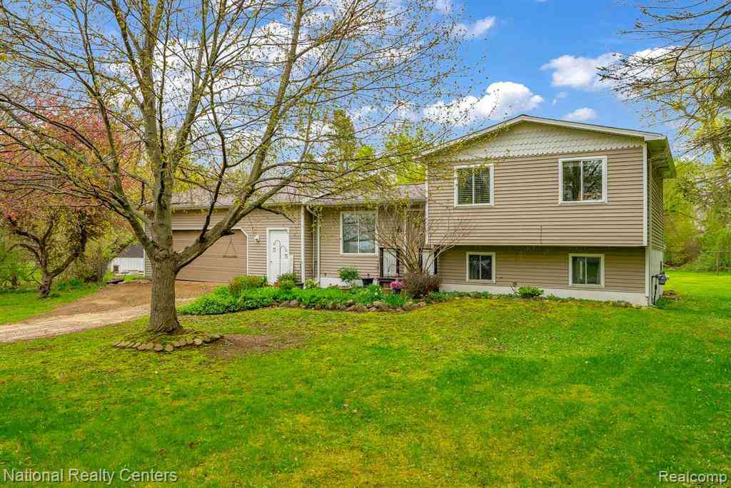 Homes For Sale - 2230 Stonesthrow Drive <br/> Lapeer, MI 48446