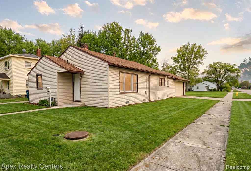 Homes For Sale - 31939 Calhoun Court <br/> Westland, MI 48186