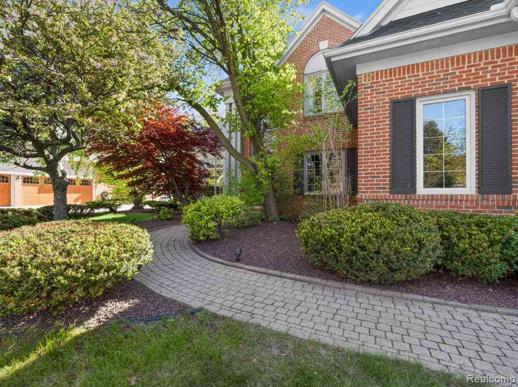 Homes For Sale - 18320 Heatherlea Drive <br/> Livonia, MI 48152