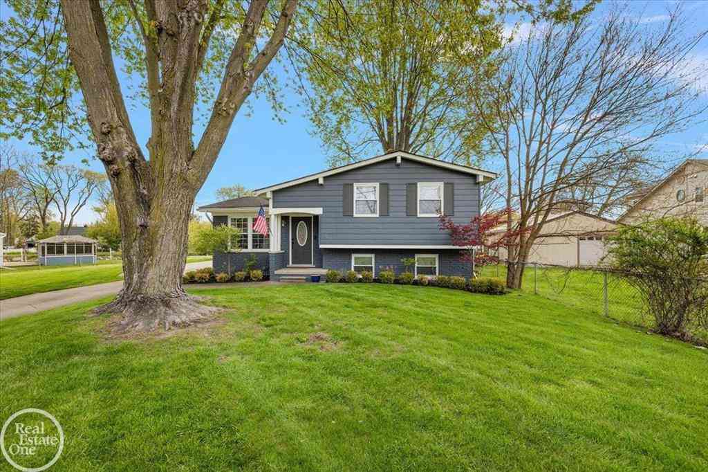 Homes For Sale - 39684 Shoreline Drive <br/> Harrison Township, MI 48045