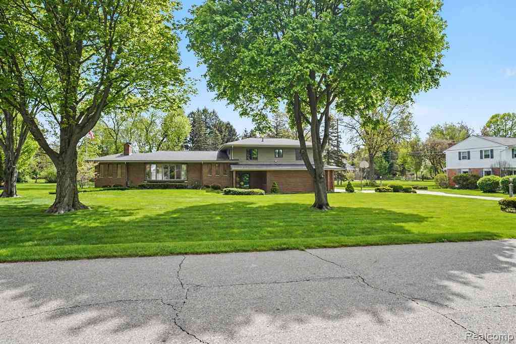 Homes For Sale - 1226 Woodkrest Drive <br/> Flint, MI 48532
