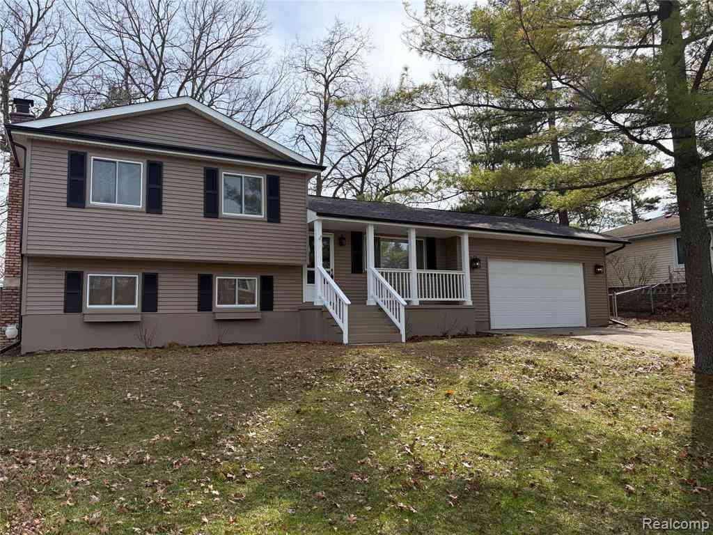 Homes For Sale - 970 Golfview Drive <br/> Lake Orion, MI 48362