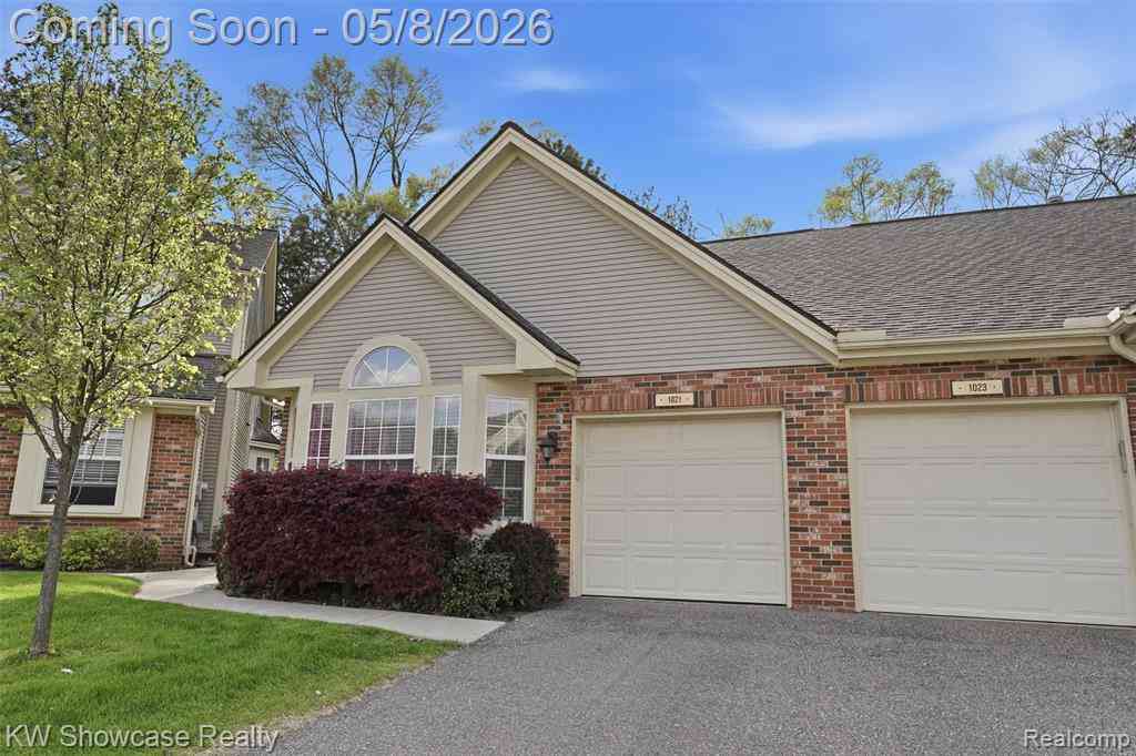 Condo For Sale - 1021 Willowood Court Court <br/> Fenton, MI 48430