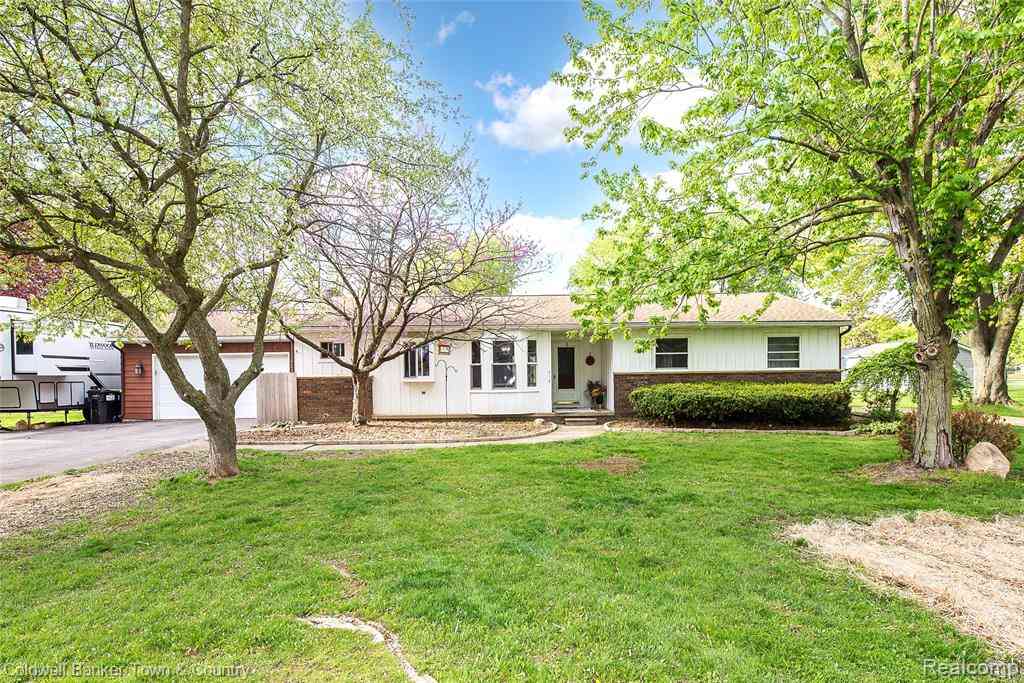 Homes For Sale - 222 Bain Drive <br/> Howell, MI 48855
