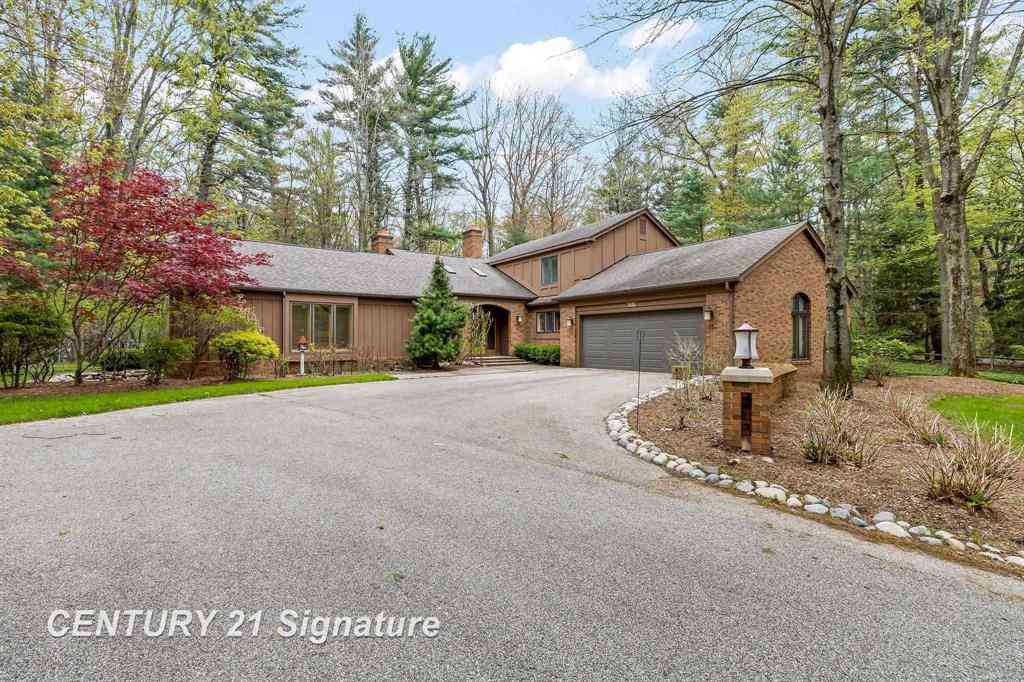 Homes For Sale - 3616 White Pine Way Street <br/> Midland, MI 48640