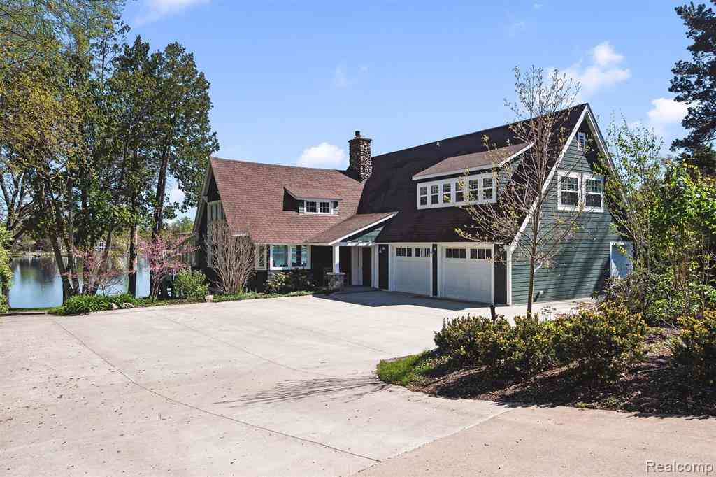 Homes For Sale - 6390 Commerce Road <br/> West Bloomfield, MI 48324