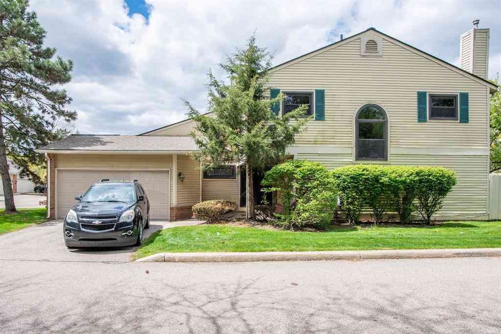Condo For Sale - 5679 Drake Hollow Drive <br/> West Bloomfield, MI 48322
