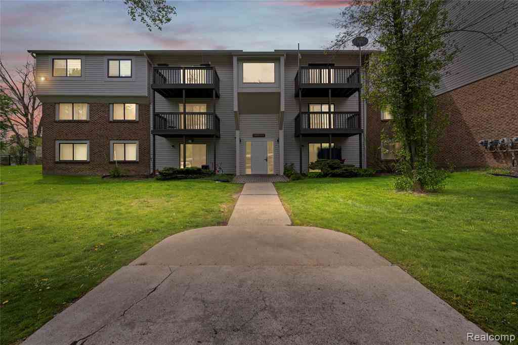 Condo For Sale - 30052 W Twelve Mile Road  #61<br/> Farmington Hills, MI 48334