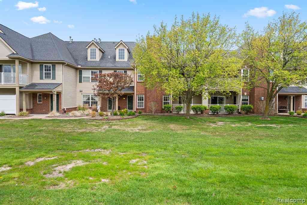 Condo For Sale - 4130 S Hampton Ridge Boulevard  #63<br/> Howell, MI 48843