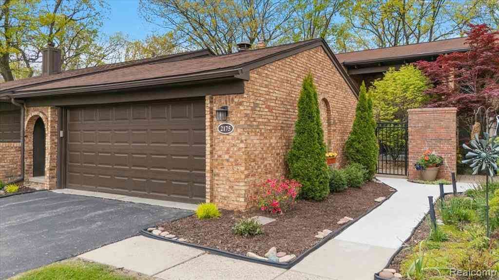 Condo For Sale - 2175 Bordeaux Street <br/> West Bloomfield, MI 48323