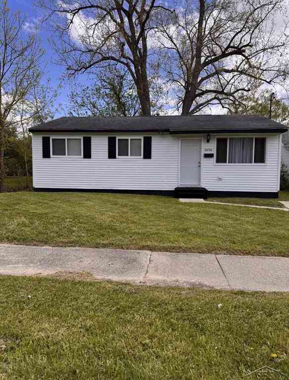 Homes For Sale - 3256 Parkwood Avenue <br/> Saginaw, MI 48601