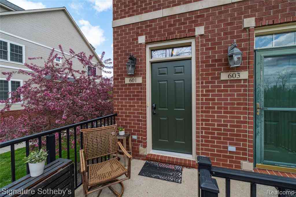 Condo For Sale - 601 Village Lane <br/> Milford, MI 48381